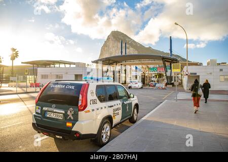 Gibilterra - 12 gennaio 2020: Auto di polizia prima del valico di frontiera Foto Stock