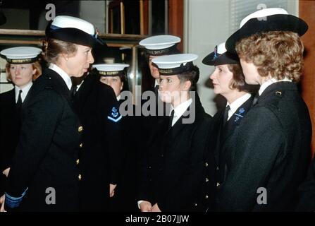 HRH Princess Anne incontra l'equipaggio della HMS Osprey durante una visita al Portsmouth Naval Museum, Gran Bretagna, febbraio 1989 Foto Stock