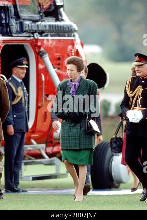 HRH Princess Anne arriva all'unità di approvvigionamento di sangue dell'esercito a bordo di un elicottero Wessex del volo della regina, Aldershot, Inghilterra settembre 1989 Foto Stock