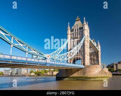 Dettaglio del Tower Bridge sul Tamigi in una giornata di sole a Londra, Regno Unito Foto Stock