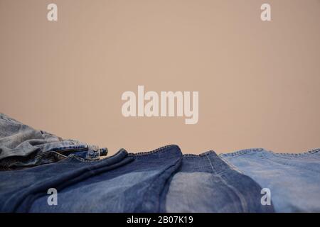 Set di tonalità Colorate di jeans blu pantaloni isolati in stile jeans chiari e jeans scuri, tendenze moda di jeans denim pantaloni jean, concetto di moda Foto Stock