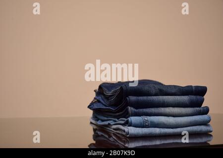 Set di tonalità Colorate di jeans blu pantaloni isolati in stile jeans chiari e jeans scuri, tendenze moda di jeans denim pantaloni jean, concetto di moda Foto Stock