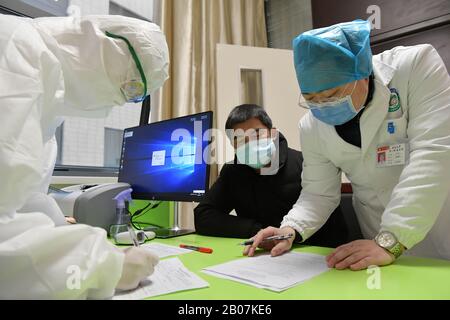 Nanchang, Cina. 19th Feb 2020. Il personale medico valuta gli stati fisici del sig. Dong, un paziente di coronavirus recuperato, prima della sua donazione di plasma in un ospedale a Nanchang, nella provincia di Jiangxi nella Cina orientale, 19 febbraio 2020. Dong, 42 anni, è il primo paziente recuperato che ha donato il suo plasma dopo il recupero dal coronavirus nella provincia di Jiangxi. (Xinhua/Peng Zhaozhi) Credito: Xinhua/Alamy Live News Foto Stock