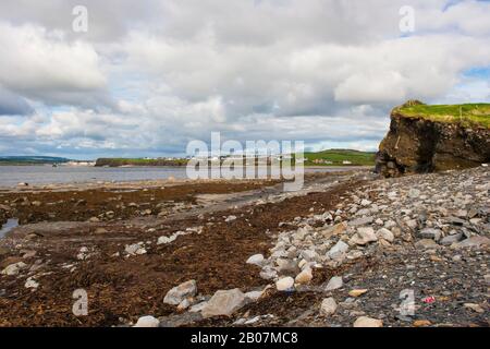 Una vista distante del villaggio della costa occidentale di Lehinch in Irlanda. Lehinch con il suo facile accesso al Burren e le scogliere di Moher è un popolare Foto Stock