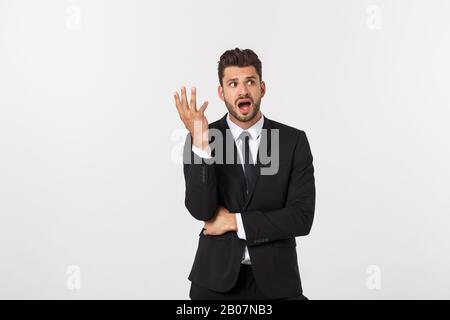 giovane bell'uomo urlando aggressivo, guardandosi molto arrabbiato, frustrato, oltraggiato o infastidito, urlando. Isolato su sfondo bianco. Foto Stock