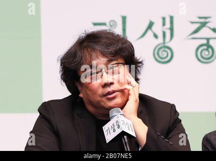 (200219) -- SEOUL, 19 febbraio 2020 (Xinhua) -- Bong Joon-ho, direttore del film sudcoreano "Parassita", risponde alle domande di una conferenza stampa a Seoul, Corea del Sud, 19 febbraio 2020. "Parasite", una commedia nera sudcoreana, è diventato il primo film in lingua non inglese a vincere l'Oscar per la migliore immagine, e anche i premi nabbed per la migliore sceneggiatura originale, il miglior lungometraggio internazionale e il miglior regista per Bong Joon-ho al 92nd Academy Awards il 9 febbraio 2020. (Xinhua/Wang Jingqiang) Foto Stock