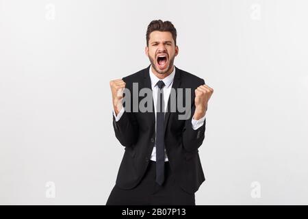 Ritratto di closeup energico eccitato felice, urlante, uomo di affari che vince, armi, pugni pompati celebrando successo isolato sfondo bianco. Foto Stock