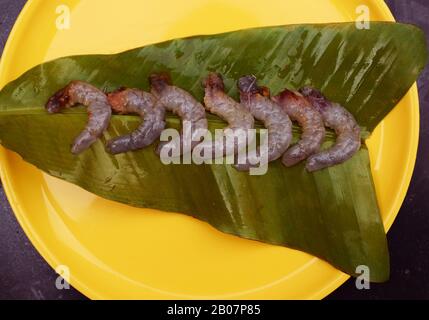 Gamberi freschi o crudi su foglie di banana. È anche chiamato come Chingri Maach in lingua bengalese o Jhinga machi in hindi Foto Stock