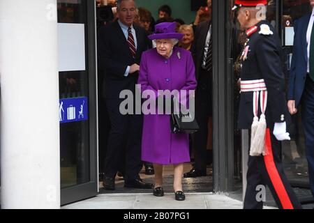 La regina Elisabetta II parte dopo aver ufficialmente aperto i nuovi locali del Royal National ENT e degli Eastman Dental Hospital di Londra. Foto PA. Data Immagine: Mercoledì 19 Febbraio 2020. Vedi la regina REALE di PA story. Il credito fotografico dovrebbe essere: Victoria Jones/PA Wire Foto Stock