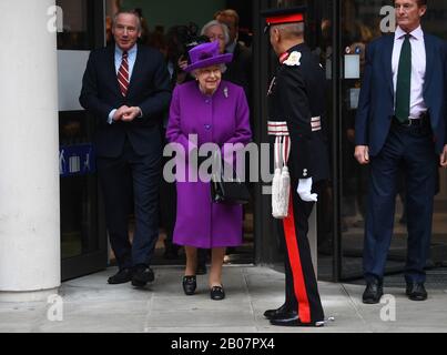 La regina Elisabetta II parte dopo aver ufficialmente aperto i nuovi locali del Royal National ENT e degli Eastman Dental Hospital di Londra. Foto PA. Data Immagine: Mercoledì 19 Febbraio 2020. Vedi la regina REALE di PA story. Il credito fotografico dovrebbe essere: Victoria Jones/PA Wire Foto Stock