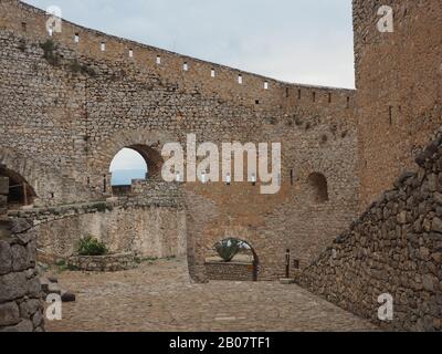 Cortile, muri in pietra e merli della Fortezza di Palamidi a Nafplion, Argolis, Peloponneso, Grecia Foto Stock