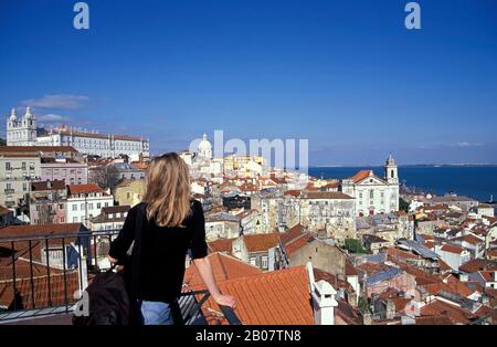 Vista Su Alfama, Lissabon, Lisbona, Portogallo, Europa Foto Stock