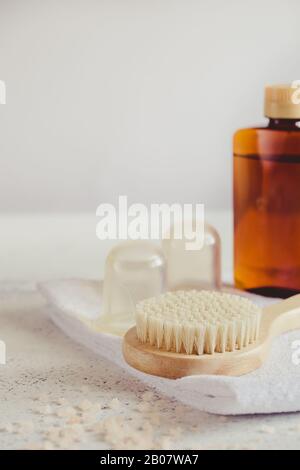 Spa concetto di bellezza. Massaggio anticellulite. Accessori bagno su sfondo bianco pietra, vista dall'alto, copia spazio / Foto Stock