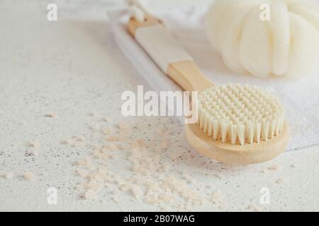 Spa concetto di bellezza. Massaggio anticellulite. Accessori bagno su sfondo bianco pietra, vista dall'alto, copia spazio / Foto Stock