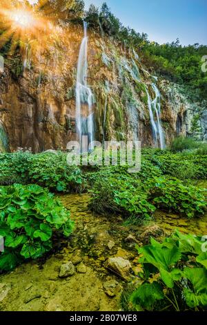 Velky Slap, la più grande cascata del Parco Nazionale dei Laghi di Plitvice, patrimonio dell'umanità dell'UNESCO. Foto Stock