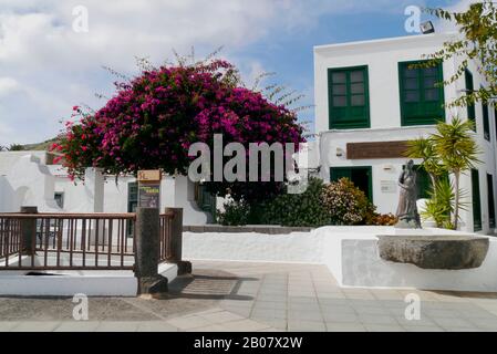 Plaza de la Constitution si trova sulla cima della vecchia cisterna di El Algybe, villaggio di Haria, Lanzarote, Isole Canarie, Spagna Foto Stock