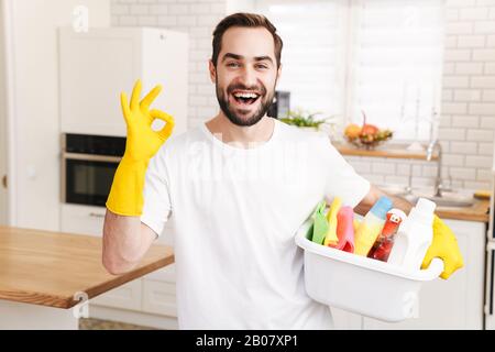 Immagine di giovane ottimista uomo positivo casa marito al chiuso mostrando okay gesto. Foto Stock