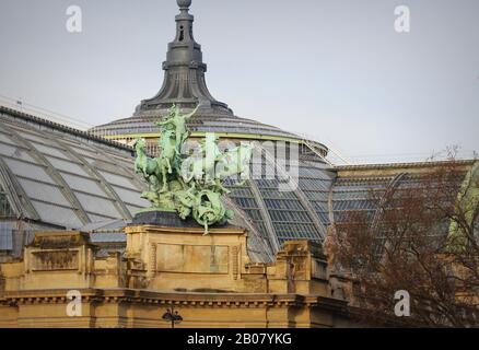 Quadriga Di Georges Recipon, Grand Palais. Scultura in rame in stile barocco che rappresenta armonia Trionfante Sulla Discordia Foto Stock