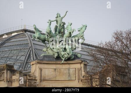 Quadriga Di Georges Recipon, Grand Palais. Scultura in rame in stile barocco che rappresenta armonia Trionfante Sulla Discordia Foto Stock