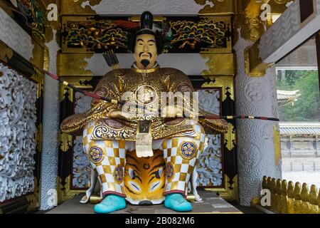 Giappone, Honshu, Prefettura Di Tochigi, Nikko, Santuario Di Toshogu, Porta Di Yomeimon, Statua Di Zuijin Guardian Foto Stock