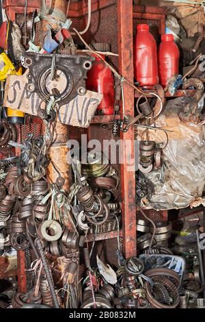 Primo piano di un mucchio sudicio di vecchi cuscinetti arrugginiti usati e di altre parti di automobile ripieni in armadietti in un negozio di roba di rifiuto auto a Iloilo City, Filippine, Asia Foto Stock