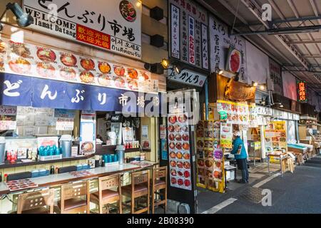 Giappone, Honshu, Tokyo, Tsukiji, Mercato Esterno Di Tsukiji, Ristoranti Di Pesce Foto Stock