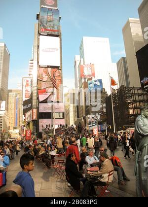 New York City, Candid calda giornata invernale all'aperto a Times Square, 13 dicembre 2015 Foto Stock