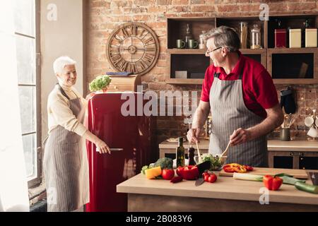 Senior Couple Cooking Lunch A Kitchen Together, Preparazione Di Cibi Sani Foto Stock