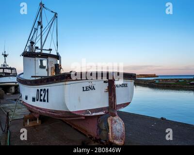 Barca da pesca sul lato del molo al porto di St Andrews al crepuscolo St Andrews Fife Scozia Foto Stock