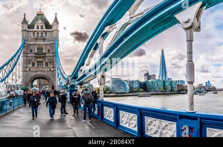 Londra, Inghilterra, Regno Unito - 12 maggio 2019: Vista panoramica del quartiere della città di Londra dal famoso Tower Bridge e dal fiume Tamigi contro i monumenti Più importanti Foto Stock