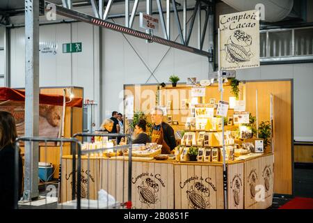 Strasburgo, Francia - 16 febbraio 2020: Uomo che vende cacao e cioccolato a Vignerons inglese indipendente: Viticoltori indipendenti della Francia fiera del vino per clienti privati e horeca Foto Stock