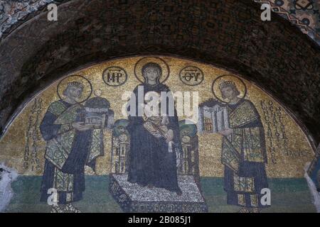 Turchia. Istanbul. Hagia Sofia. Mosaico bizantino. Vergine Maria con Gesù, imperatori Costantino e Giustiniano. Timpano. 994. Foto Stock