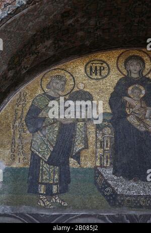 Turchia. Istanbul. Hagia Sofia. Imperatore Giustiniano i (483-565) che offre un modello Hagia Sophia alla Vergine. 994. Foto Stock