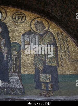 Turchia. Istanbul. Hagia Sofia. Mosaico. Imperatore Costantino Il Grande (272-337). 994. Foto Stock