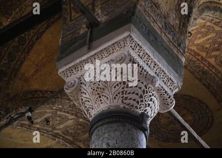 Turchia. Istanbul. Hagia Sofia. AlL'Interno. Capitale monogramma di Giustiniano. Stile bizantino. Foto Stock