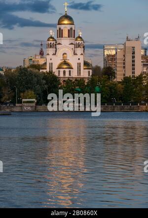 Chiesa sul sangue che commemora l'età della famiglia Romanov al tramonto, il lago della città, il fiume Iset, Ekaterinburg, Siberia, Federazione russa Foto Stock