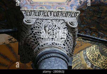 Turchia. Istanbul. Hagia Sofia. AlL'Interno. Capitale monogramma di Giustiniano. Stile bizantino. Foto Stock