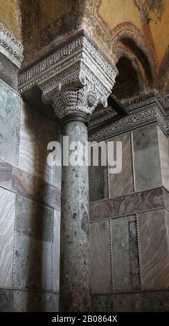 Turchia. Istanbul. Hagia Sofia. AlL'Interno. Capitale monogramma di Giustiniano. Stile bizantino. Foto Stock