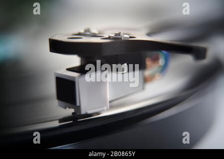 Primo Piano Del Giradischi Con Ago Su Vinile Lp Foto Stock