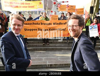 19 febbraio 2020, Schleswig-Holstein, Kiel: Daniel Günther (CDU, l), primo ministro dello Schleswig-Holstein, e Jan Philipp Albrecht (Bündnis 90/Die Grünen), ministro dello Schleswig-Holstein per La Riforma del sistema energetico, l'agricoltura, l'ambiente, la natura e La Digitalizzazione, si trovano di fronte al parlamento statale durante una dimostrazione di energia eolica. I manifestanti hanno consegnato oltre 151.000 firme per l'espansione dell'energia eolica. Foto: Carsten Rehder/Dpa Foto Stock