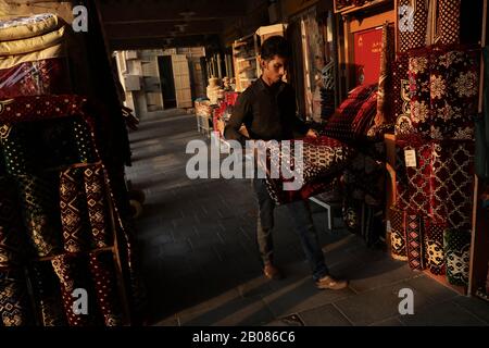 Mercato Souq Waqif a Doha, Qatar, il 10 ottobre 2019. Foto Stock