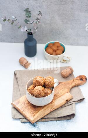 Lussuoso assortimento di bonbon al cioccolato fatti a mano di deliziosi tartufi rotondi decorativi Foto Stock