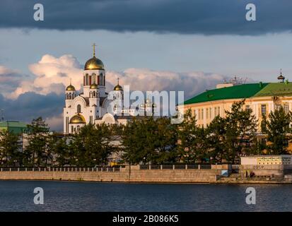 Chiesa sul sangue che commemora l'età della famiglia Romanov al tramonto, il lago della città, il fiume Iset, Ekaterinburg, Siberia, Federazione russa Foto Stock