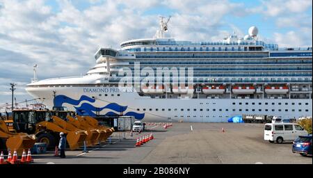 Yokohama, Giappone. 19th Feb, 2020. La nave da crociera in quarantena Diamond Princess è visibile al Molo Daikoku di Yokohama, Prefettura di Kanagawa, Giappone, mercoledì 19 febbraio 2020. I passeggeri che hanno provato negativo per il nuovo coronavirus hanno iniziato a sbarcare dalla nave da crociera oggi. Foto di Keizo Mori/UPI Credit: UPI/Alamy Live News Foto Stock