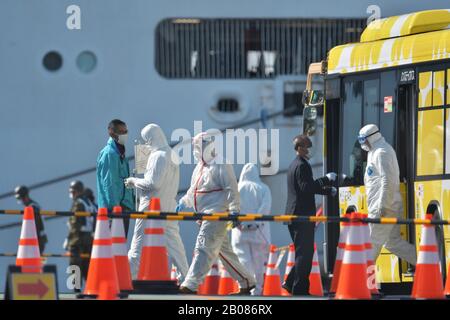 Yokohama, Giappone. 19th Feb, 2020. Il personale medico si prepara ad aiutare a scaricare i passeggeri dalla Diamond Princess al Molo Daikoku di Yokohama, Prefettura di Kanagawa, Giappone, mercoledì 19 febbraio 2020. I passeggeri che hanno provato negativo per il nuovo coronavirus hanno iniziato a sbarcare dalla nave da crociera oggi. Foto di Keizo Mori/UPI Credit: UPI/Alamy Live News Foto Stock