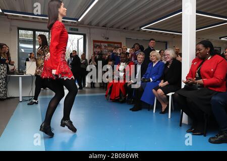 La duchessa di Cornovaglia guardando una mostra di danza irlandese durante un tour del Granville Youth Center come parte della sua visita a Brent, il distretto della cultura di Londra 2020. Foto Stock