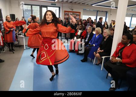 La duchessa di Cornovaglia guardando una mostra di danza albanese durante un tour del Granville Youth Center come parte della sua visita a Brent, il distretto della cultura di Londra 2020. Foto Stock