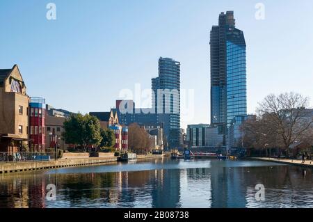 City Road Basin dal Regents Canal, vicino a Islington, Londra Nord Regno Unito, con nuovi appartamenti su City Road sullo sfondo Foto Stock