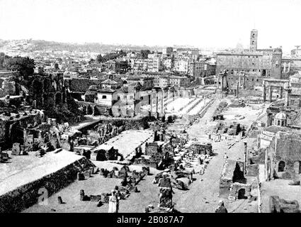 Nell'antica Roma, il foro era il mercato e il luogo d'incontro ed era costituito da una piazza aperta circondata da edifici pubblici. Il forum più conosciuto è quello di Roma, qui raffigurato in una fotografia del 1900. L'orientamento è rivolto verso ovest. Le tre colonne erano una volta parte del Tempio di Castor e Pollux. Davanti a loro si trovano i resti della casa delle Vestali. Dietro c'è la Basilica Giuliana. A destra è la Sacra Via (Via Sacra) Foto Stock