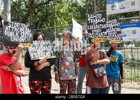 Varie organizzazioni hanno messo in scena un'azione di protesta contro attacchi repressivi contro i sindacati e altri difensori dei diritti umani per denunciare l'ordine esecutivo 70 s. Il 2018 o l'approccio "intero di nazione" per porre fine al conflitto armato comunista locale che alloca fondi governativi e utilizza uffici civili per molestare, intimidire, cartellino rosso le organizzazioni dei cittadini e commettere altre violazioni dei diritti umani nell'ambito del programma di controfurgenza dell'amministrazione di Duterte. (Foto Di Joseph Dacalanio/Pacific Press) Foto Stock